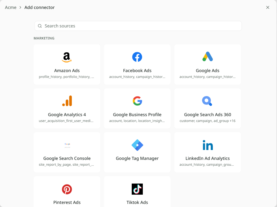 La ventana Añadir datos en el paso Conectar una fuente: un cuadro Buscar fuentes arriba y, debajo, una cuadrícula de sistemas con sus logotipos, entre ellos HubSpot con el puntero encima, y un enlace Solicitar un conector al pie.