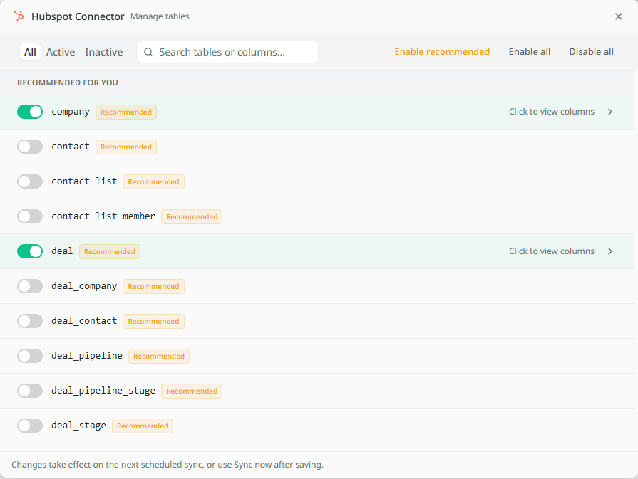 El paso de selección de tablas de HubSpot: una lista Recomendadas para ti con tablas como deals y companies activadas, debajo una lista con todas las tablas, los botones Activar recomendadas y Activar todas, y abajo a la derecha un panel que indica 4 tablas listas con un botón Empezar a sincronizar.